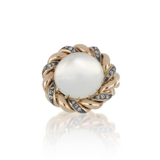 Victorian 18K Gold Cabochon Moonstone Ring with Diamonds