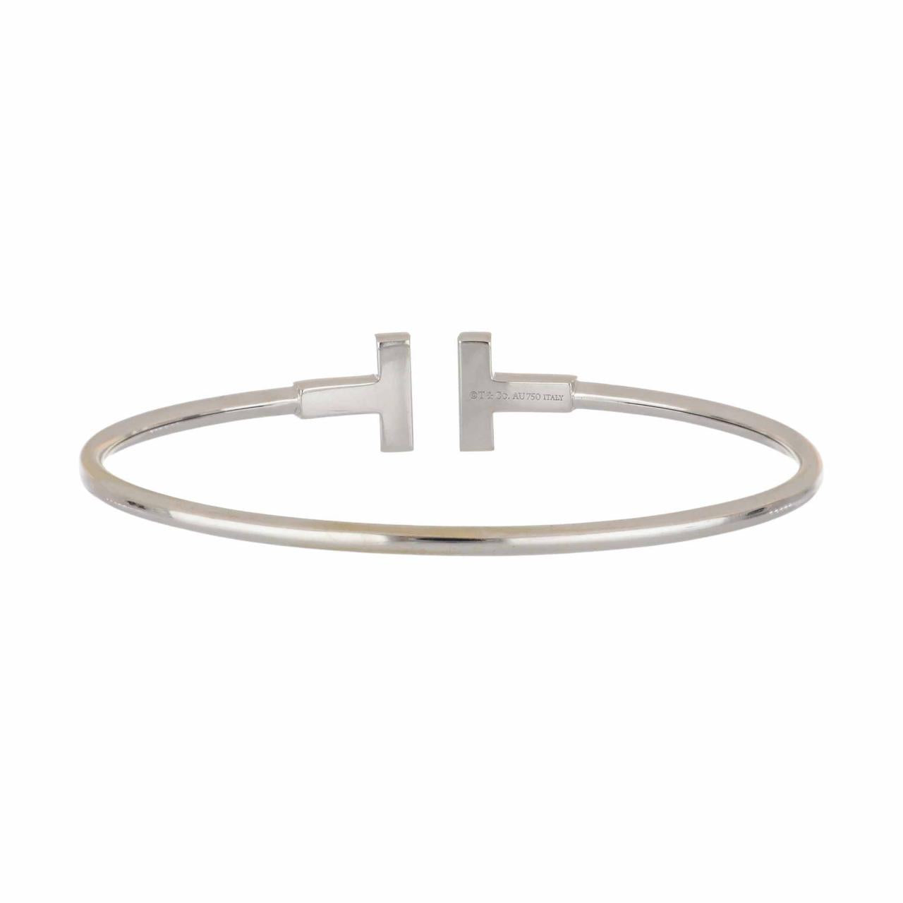 Tiffany T wire bracelet in 18k gold, medium. | Tiffany & Co.