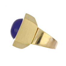 Load image into Gallery viewer, Vintage 1970s 18K Gold Chalcedony Ring
