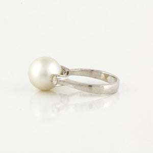 18K White Gold Cultured Pearl And Diamond Ring
